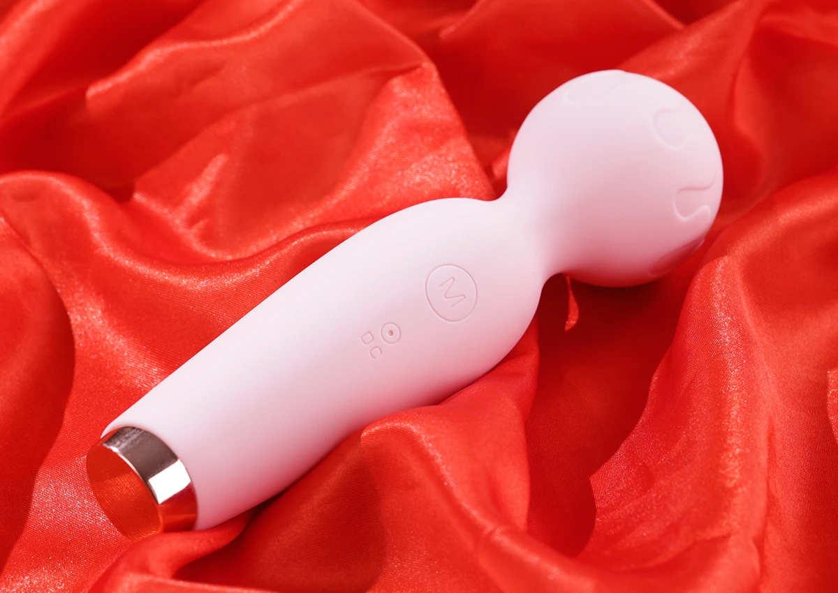 Female Massage Stick được bao phủ bởi lớp silicone mịn màng