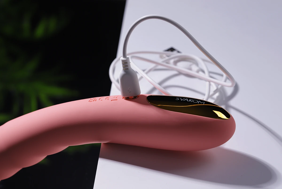 Ava Neo Svakom là máy massage hiện đại sạc từ tính